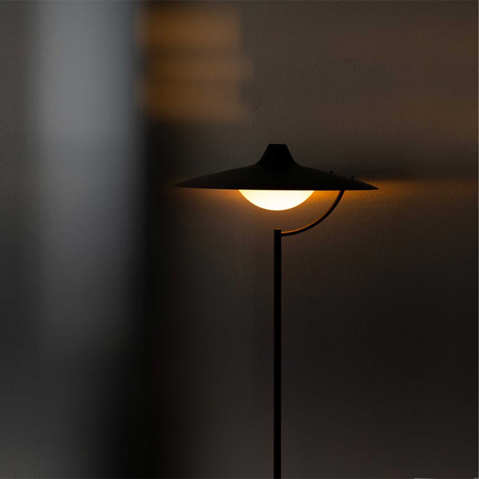 DCW éditions Biny LED talna svetilka